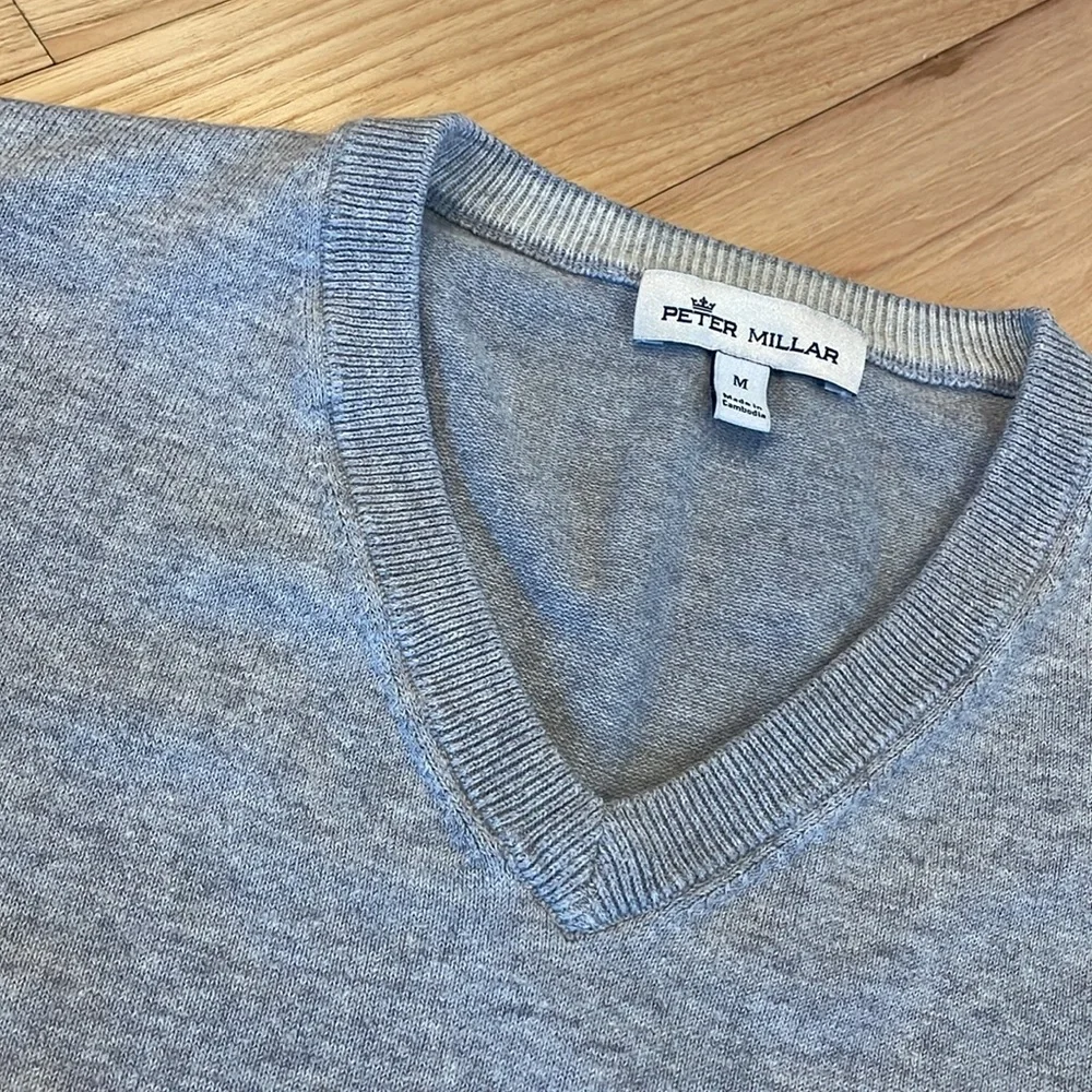 Peter Millar V-neck gray sweater - size medium